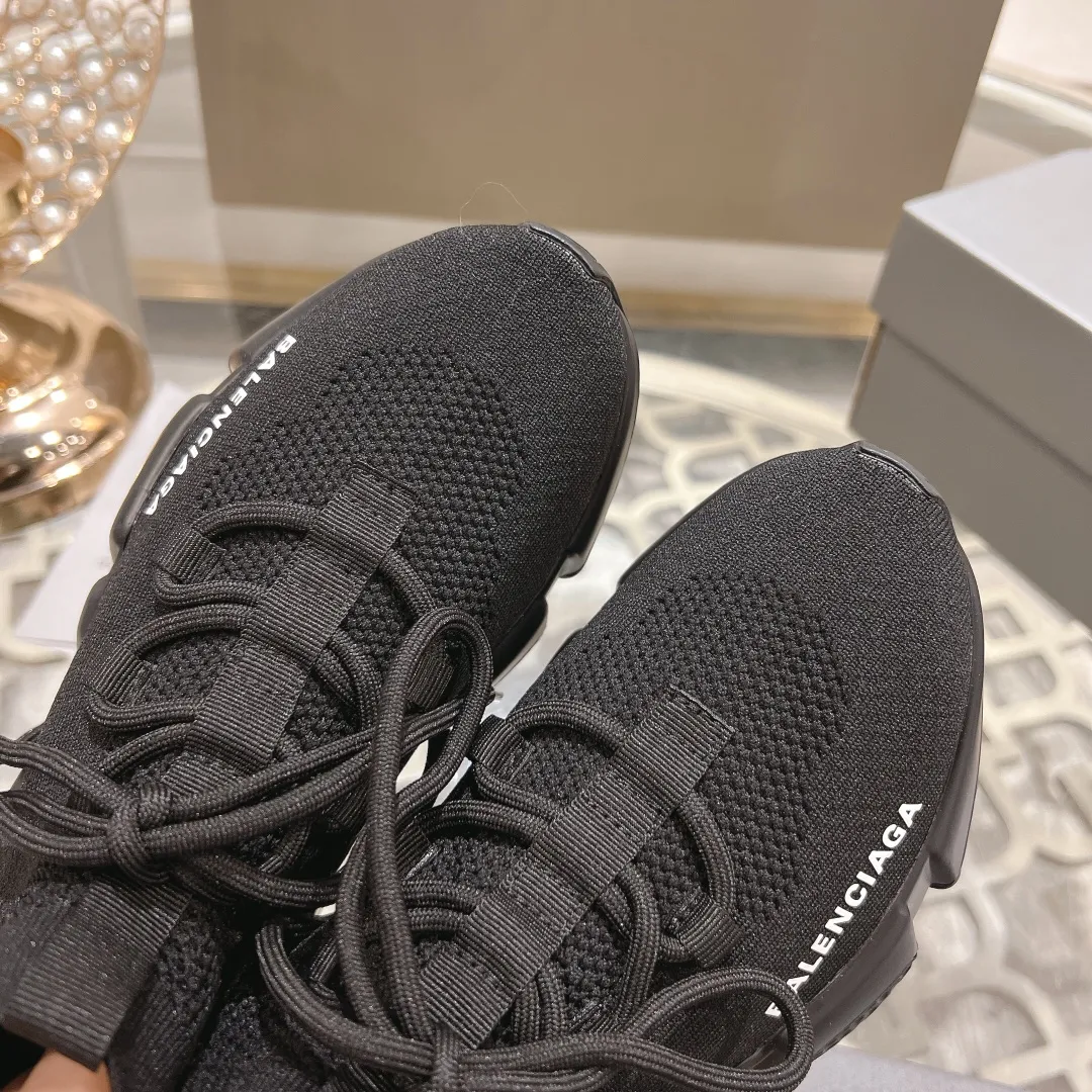 👟👟Ex-factory price 400👟👟 Balenciaga classic sock boots, originally produced by the factory, purchasing agent level. The latest original outsole mold, (TPU ten-vacuum outsole, the highest version on the market, please do not compare prices with TPR outsole, don’t bother if you don’t know the product) The black, white and red three-color vacuum sole shows high-end luxury. •Upper: elastic fly weave, double-layer composite gold wire high-elastic knitted mesh cotton •Inner lining: imported double-sided velvet, which is comfortable and resilient to shape •Insole: original imported terry cloth, breathable and not fading •Sole: TPU ten-vacuum outsole (to eliminate pores) •Packaging: full set of packaging (certificate, cloth bag, handbag) •Size: 35-47 standard code (34, 45, 46.47 can be customized and non-returnable)